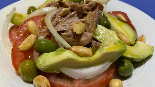 Tomate con melva y aguacate Tomate con melva y aguacate