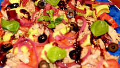 Tomate con melva y aguacate